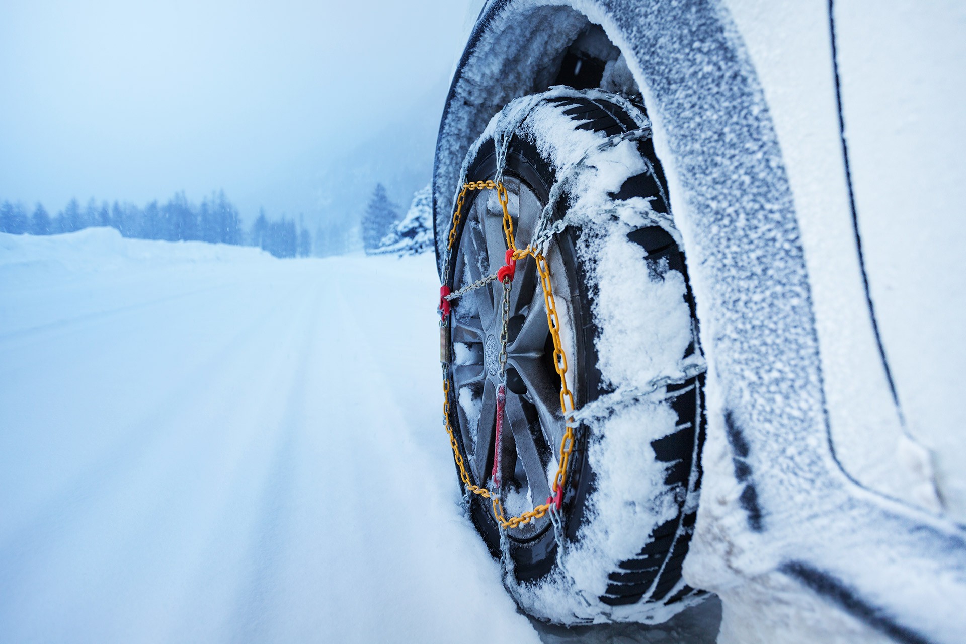 How to easily put on snow chains on car tires