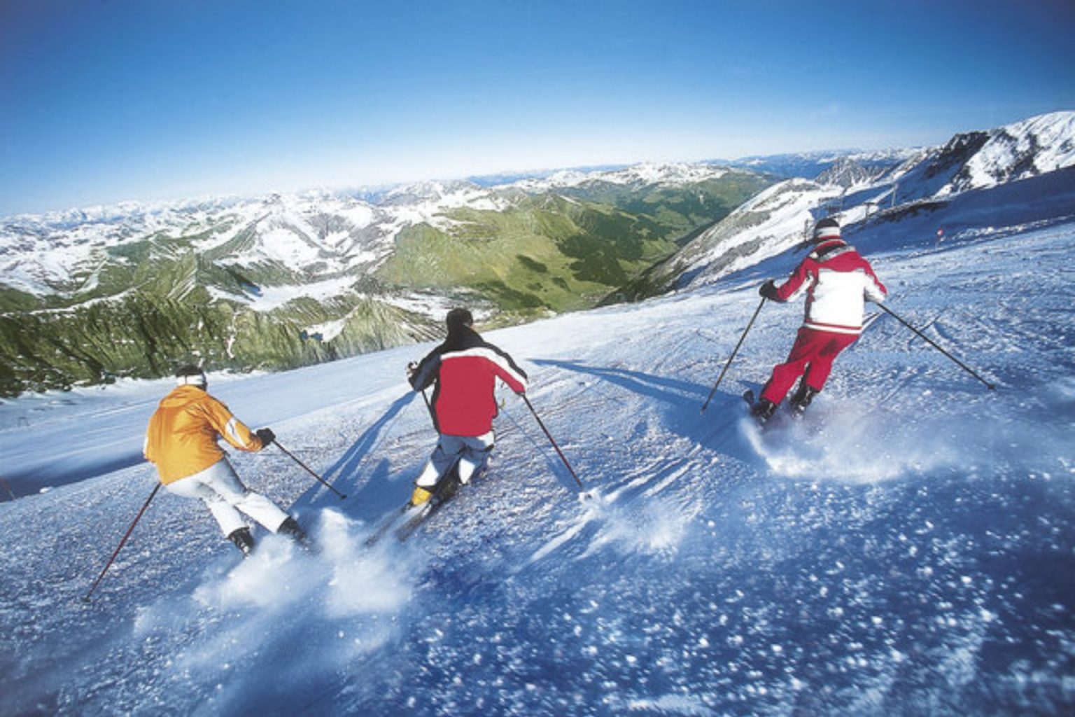 Ski adventure. Зимний курорт. Катание на лыжах. Горные лыжи летом. Катание на лыжах летом.