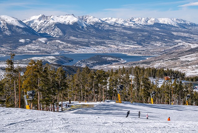 Keystone Resort, вид на озеро и лыжников.