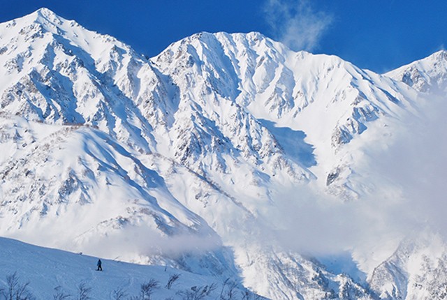 Happo-One Habuka Ski Resort Japan: Expansive view of snowboarder mountains.